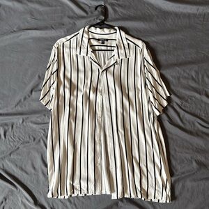 Express short sleeve casual button up shirt size XL pattern
